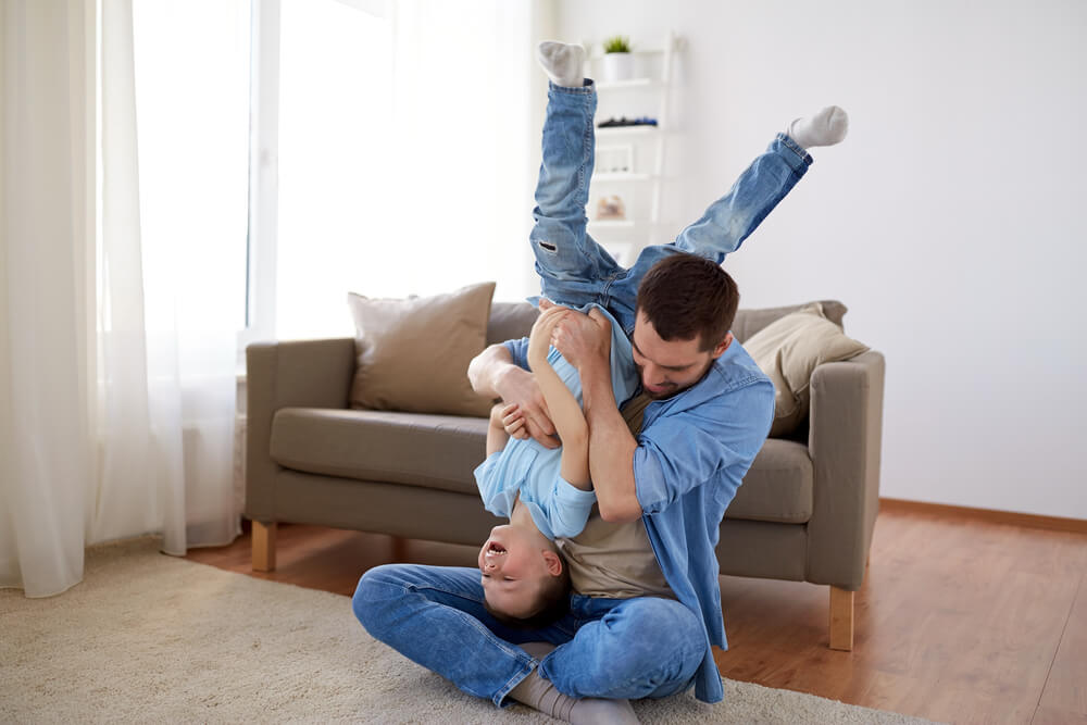 Vater und Sohn spielen im Wohnzimmer