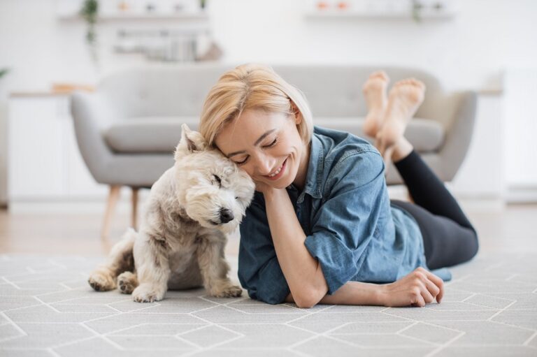 Frau mit Hund in Wohnung