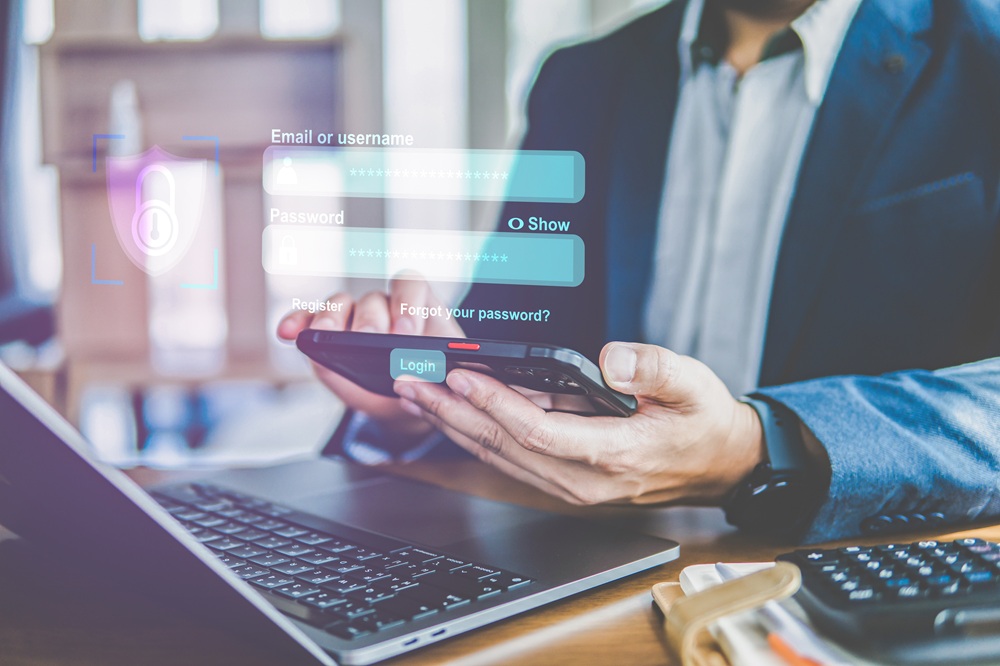 Mann gibt Login-Daten online ein