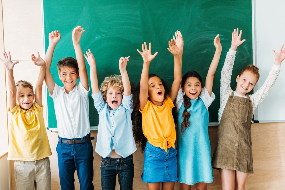Schulkinder freuen sich