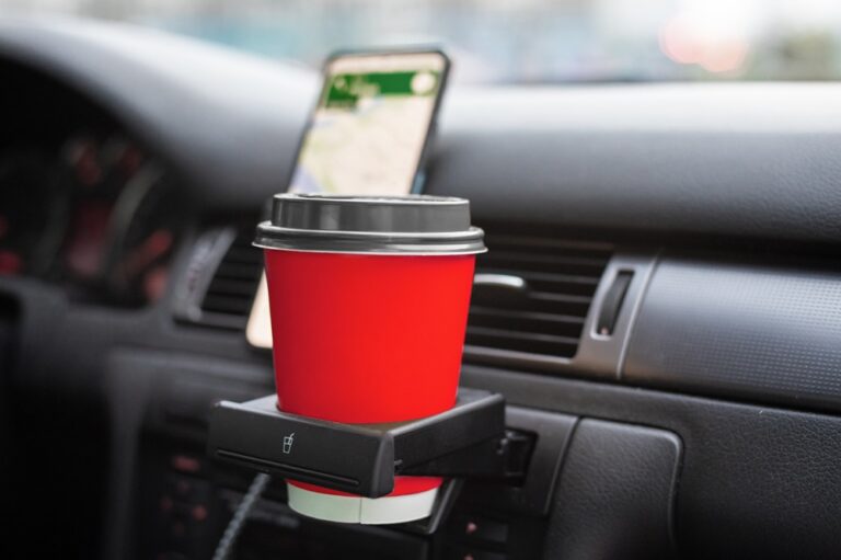 Kaffeebecherhalter als Auto Gadget