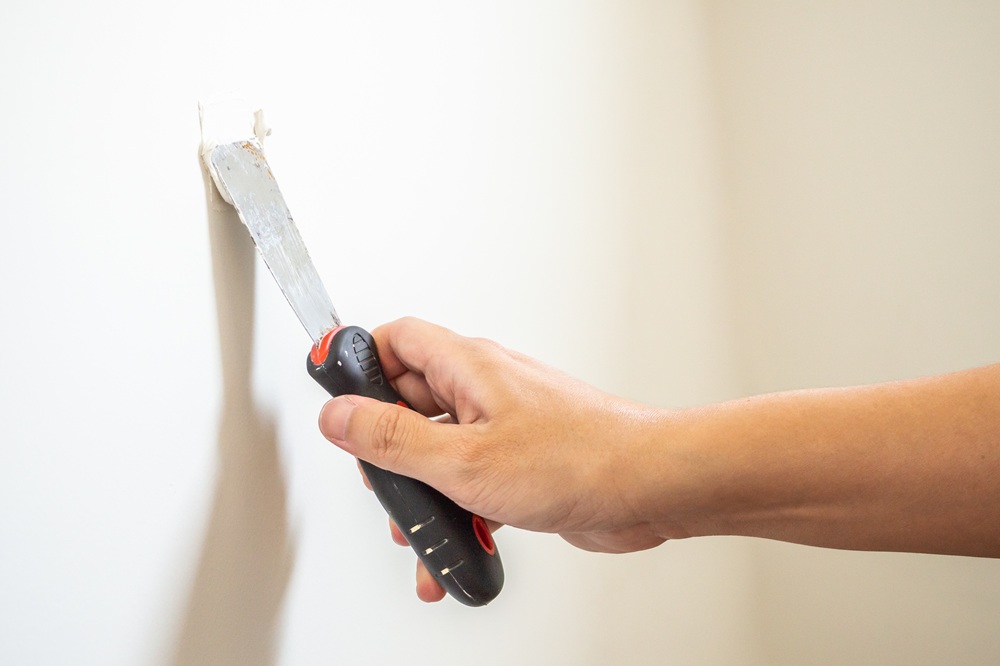 Spachteln an einer Wand in einer Wohnung