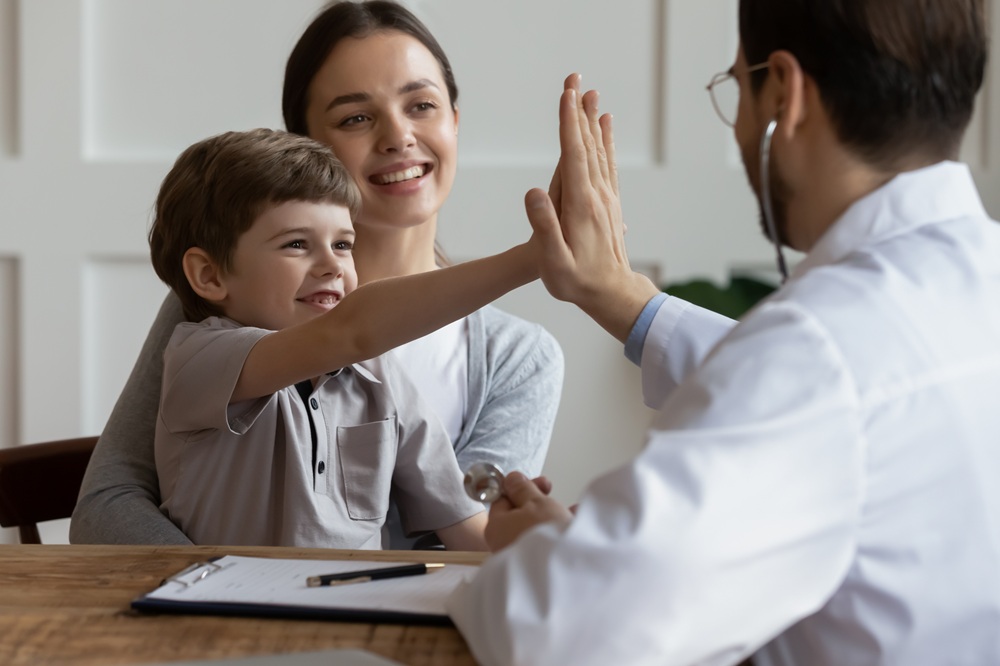 Mutter mit Sohn beim Kinderarzt