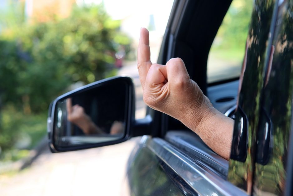 Mittelfinger aus dem Auto