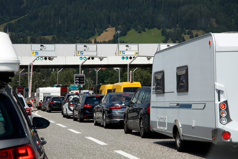 Autos an einer Mautstation